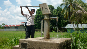 Captage typique d'eau souterraine et mesure des paramètres géochimiques au Pérou. (Photo : Caroline de Meyer, Eawag)