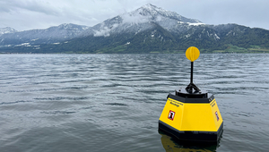 L’Aquascope dans le lac de Zoug est arrimé à cette bouée (Photo: Eawag).