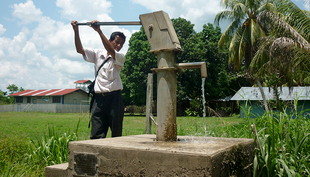 Typischer Grundwasserbrunnen in Peru (Foto: Caroline de Meyer, Eawag)