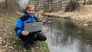 Professor Mario Schirmer at the Chriesbach in Dübendorf (Photo: Daniele La Cecilia, Eawag)