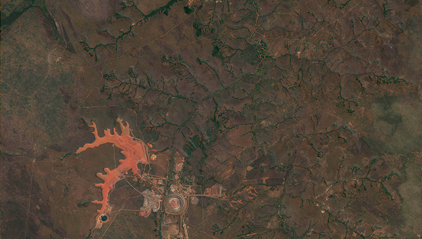 Das Gebiet der Catoca Mine auf einer Satellitenaufnahme von Sentinel-2. In der rechten Bildhälfte, am oberen Rand ist der Tshikapa-Fluss zu sehen, der von Süden nach Norden fliesst und sich verfärbt, sobald der Abfluss der Mine ihn erreicht. (Quelle: Copernicus Sentinel data, 30.7. 2021, processed by Sentinel Hub)