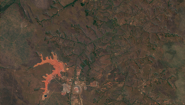 Photographie satellite de la région de la mine de Catoca prise par Sentinel-2. Sur le bord supérieur droit de la photo, on aperçoit la rivière Tshikapa, qui coule du sud au nord et qui se colore en orange après avoir reçue l’effluent minier. (Source: données 30.7.2021 Copernicus Sentinel, traitées par Sentinel Hub)