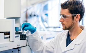 Gas chromatography coupled to tandem mass spectrometry permits selective and highly sensitive analysis of pyrethroid insecticides in extracts from water samples. Pictured here: Michael Patrick, a scientific assistant in Eawag’s Department of Environmental Chemistry.  (Photo: Alessandro della Bella, Eawag)