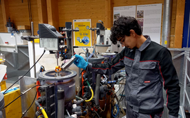 Test de capteurs optiques pour déterminer la quantité de substance solide contenue dans des échantillons d’eaux noires (photo: Michael Vogel, Eawag)