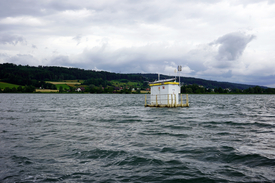 La station de recherche de l’Eawag dans le Greifensee où est installée la caméra sous-marine fixe. (Photo: Eawag, Annette Ryser)