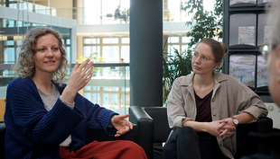 Nadja Contzen, Leiterin der Eawag-Forschungsgruppe Umwelt-Gesundheitspsychologie (links), und Josianne Kollmann, Postdoktorandin in der Gruppe (rechts).  (Foto: Andri Bryner)