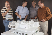 	(von links) Robert Weber, Peter Richner, Mark Zimmermann und Reto Largo mit dem Architekturmodell 