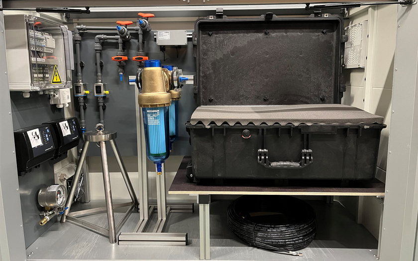 Dans la boîte à la surface se trouvent les capteurs avec le spectromètre de masse GE-MIMS (Mini-Ruedi) (Photo: Eawag, Joaquin Jimenez-Martinez).