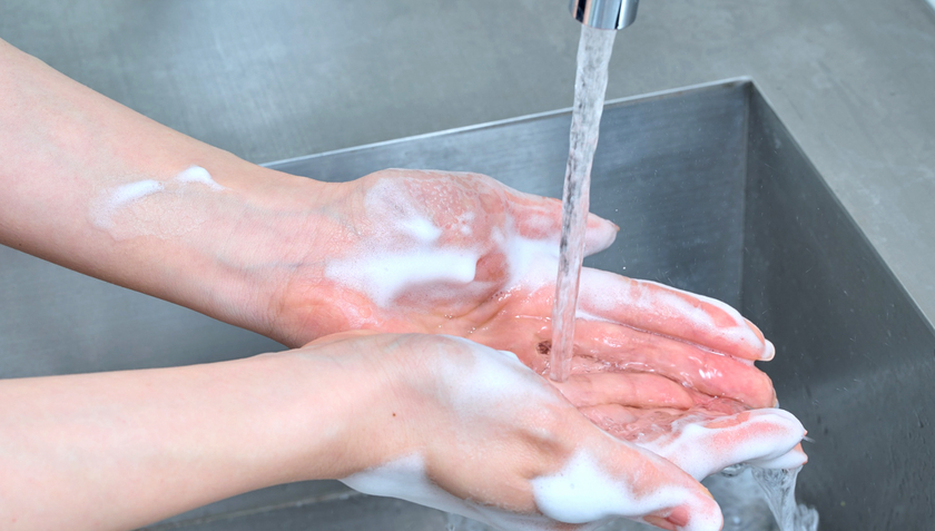 Le fipronil peut par exemple se retrouver dans les eaux usées lorsque l'on se lave les mains après avoir appliqué le produit. (Photo: Canva / @Aflo Images)