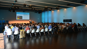 Fig. 1: The diverse demands placed on lakes were reflected by the wide variety of topics discussed at Eawag’s Info Day in Lucerne. (Photo: Peter Penicka)