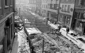 La nuova costruzione e il rinnovo delle fognature alluvionali nelle aree di insediamento sono progetti edilizi complessi e associati a costi molto elevati, come in questo caso a Bregenz nel 1973. (Foto: Helmut Klapper, Biblioteca di Stato del Vorarlberg; CC 4.0)