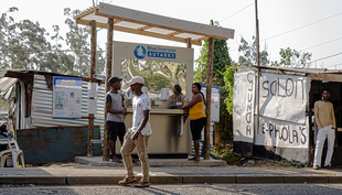 Essai sur le terrain au bord d’une route d’Afrique du Sud pour la station de lavage des mains. (Photo : Autarky, Eawag)