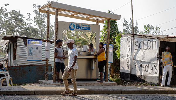 Die Autarky Handwaschstation beim Feldtest an einem Strassenrand in Südafrika. (Foto: Autarky, Eawag)