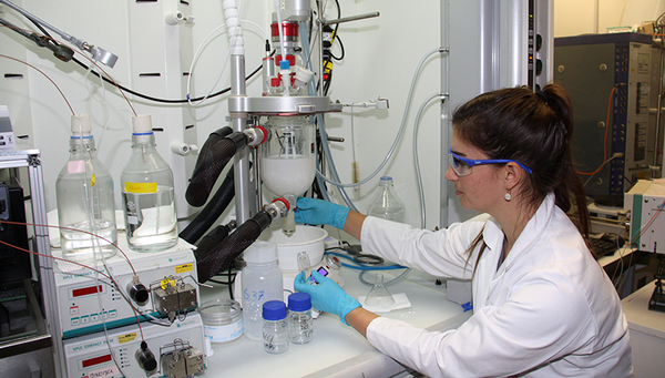 Forscherin Denise Mitrano, hier im Labor des Instituts für Chemie- und Bioingenieurwissenschaften der ETH bei der Synthese von Plastikpartikeln im Nanomassstab, mit einem winzigen Anteil an Palladium. (Foto: Andri Bryner, Eawag)