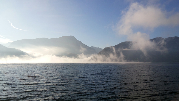 Souvent, l’énergie thermique du lac est visible en automne : l’eau est nettement plus chaude que l’air et s’évapore ; le lac fournit un motif de photo particulièrement esthétique. (Photo: Adrien Gaudard, Eawag)