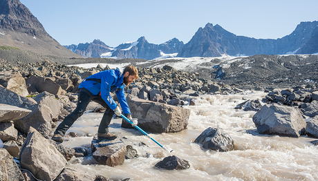 David Janssen collecte des échantillons d’eau dans les rivières du Groenland du sud afin d’analyser leur teneur en métaux lourds et en nutriments (Photo: Julian Charrière).
