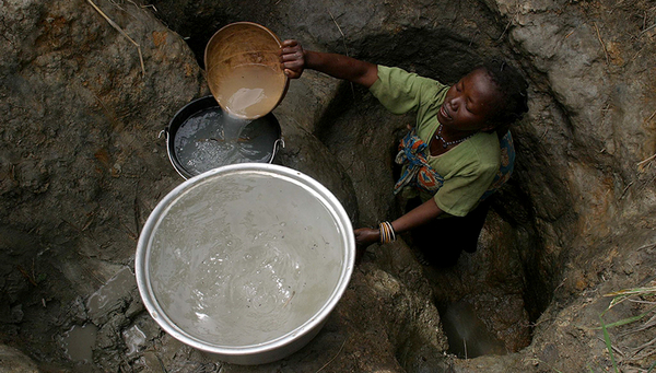 Puisage quotidien de l’eau dans un trou d’eau en République centrafricaine. (Photo: Unicef/Pierre Hotz)
