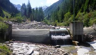 Le barrage de la petite centrale hydroélectrique de Wannebode près de Reckingen (VS) est une rupture dans le continuum du Blinnenbach. (Photo : Eawag)