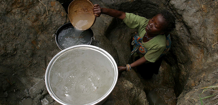 Drawing water daily from a water hole in the Central African Republic. (Photo: Unicef/Pierre Hotz)