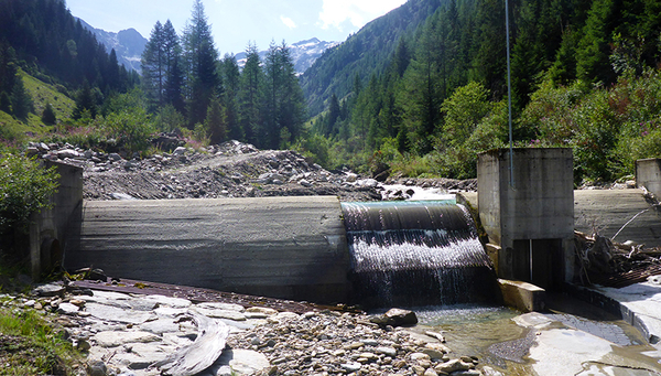 The weir of the Wannebode small hydroelectric power station near Reckingen (VS) interrupts the continuum of the Blinnenbach. (Photo: Eawag)