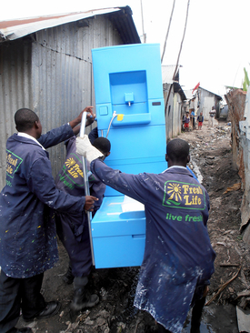 Des habitants Nairobi portant un «Water Wall» dans le quartier défavorisé de Mukuru. Cet ancien modèle y avait été testé en 2015. (Photo : EOOS)