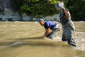 Sampling in the experimentally flooded Sarine River (Photos ZHAW, Andi Hofstetter).