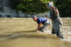 Prélèvements dans la Sarine en crue artificielle (Photos ZHAW, Andi Hofstetter).