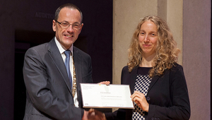 Lisa Scholten konnte am ETH-Tag 2014 den Otto-Jaag-Gewässerschutzpreis für ihre Dissertation von Prof. Dr. Lino Guzzella, Rektor ETHZ, nehmen. (Photo: ETH Zurich - Giulia Marthaler)