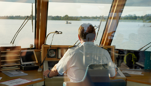 The Lake Greifensee boat approaches the Eawag research platform. (Photo: Claudia Carle, Eawag)