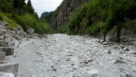 En aval des barrages concédés avant 1992, le débit résiduel est encore aujourd'hui très faible à de nombreux endroits. (zvg)