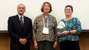 Eawag directrice Janet Hering reçoit l’award de l’IUPAC président Mark Cesa et vice-président Natalja Tarasova (Photo: Leo Merz/SCNAT)