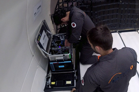 The two soil physicists test all of the measuring instruments shortly before take-off to make sure they are working. (Photo: Eawag) 