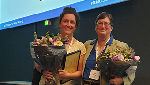 Sarah Könemann (links) und Janet Hering (rechts) an der SETAC-Europe-Tagung in Kopenhagen (Bild: Barbara Jozef)