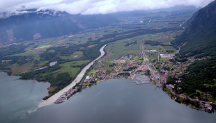 Outlet of the Rhone into Lake Geneva near le Bouveret: tributaries have a cooling effect on the predicted temperature increase of lakes due to climate change. Photo: Rama, Wikimedia Commons, Cc-by-sa-2.0-fr