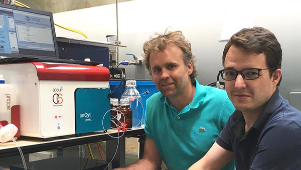 Installation d’une cytométrie en flux en ligne par Frederik Hammes (Eawag) et Michael Bsmer (onCyt Microbiology AG) dans une entreprise d'approvisionnement en eau. (Foto: Frederik Hammes)