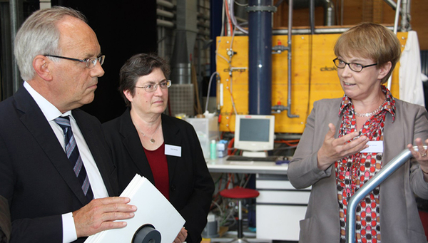 Federal Councillor Schneider-Ammann visits Eawag