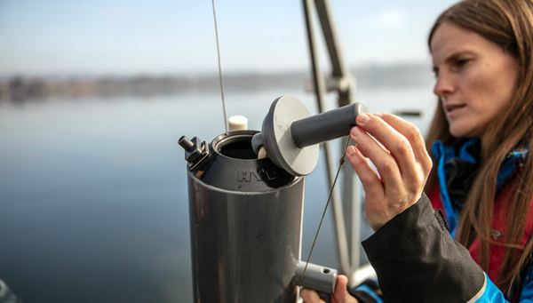 Sampling at a lake. (Photo: ETH Board, Daniel Kellenberger)