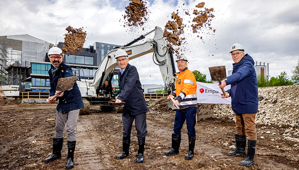 The Place where Innovation Starts: (von links) André Ingold, Stadtpräsident Dübendorf, Empa-Direktor Gian-Luca Bona, Implenia CEO André Wyss und Rik Eggen, Direktion Eawag. Bild: Nicolas Zonvi