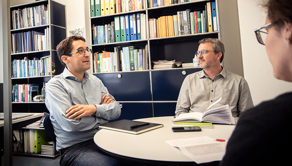   Florian Altermatt (left) and Christoph Vorburger in conversation. (Photo: Eawag, Peter Penicka)