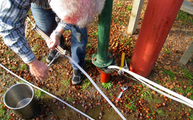 Probenahmen aus einem Grundwasserleiter mit historischem Wasser. (Foto: Alan Seltzer, WHOI)