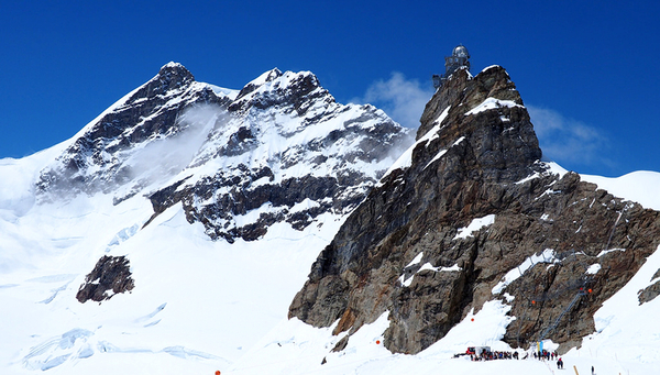 The research station on the Jungfraujoch, where researchers collected rainwater every week for two years. (Image: flickr)