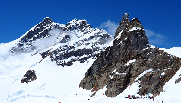 Die Forschungsstation auf dem Jungfraujoch: Hier sammelten Forschende während zwei Jahren jede Woche das Regenwasser. (Bild: flickr)