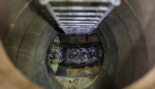 Antibiotic-resistant bacteria enter wastewater treatment plants through sewers. An Eawag research team investigated how they penetrate from there into the environment. (Photo: Alessandro Della Bella)