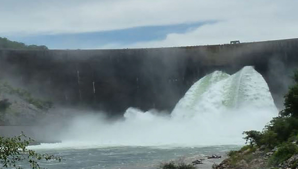 L'eau sort en rugissant des turbines de la centrale électrique du barrage de Kariba. Elle fournit de l'électricité aux mines de cuivre situées dans le nord de la Zambie. (Photo: Manuel Kunz, Eawag)