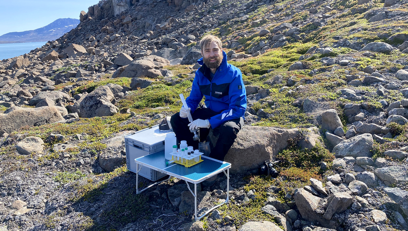 David Janssen bereitet die Wasserproben direkt nach der Probenahme für die späteren Analysen vor (Foto: Christiane Leister).