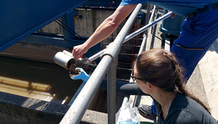 Sampling at the Werdhölzli treatment plant in Zurich. (Photo: Eawag, Elke Suess)