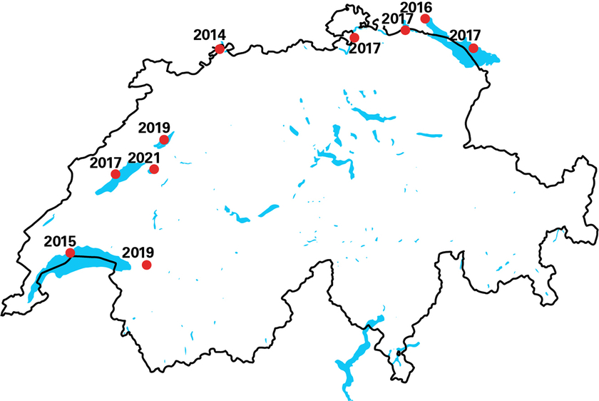 Aktuelle Verbreitung der Quaggamuschel in Schweizer Seen (Rote Punkte). Der erste Fund war in 2014 in einer Umwelt-DNA-Probe vom Rhein in Basel. Die Jahreszahlen neben den Punkten geben das Jahr der Erstentdeckung an. (Grafik: Eawag, basierend auf REABIC / doi.org/10.3391/ai.2022.17.2.02)