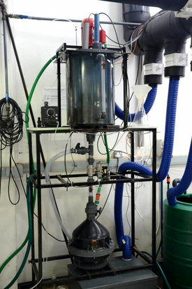 Précipitation automatisée du minéral struvite à partir d’urine, fruit d’une coopération entre l’Eawag et l’université de KwaZuluNatal en Afrique du Sud. La struvite peut servir d’engrais phosphaté. (Photographie: Eawag) 