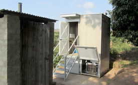 The Blue Diversion Autarky toilet in test on the outskirts of Durban, South Africa. The evaporation module is visible in the front right. (Michel Riechmann, Eawag) 