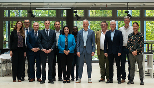 Von links nach rechts: Noura El-Haj (IAEA), Marc Cadisch (Labor Spiez), Ralf Straub (BFE), Matteo Fachinotti (Eidg. Departement für auswärtige Angelegenheiten), Joel Podgorski, Najat Mokhtar (IAEA), Esther Okyere, Martin Ackermann, Marc-André Bünzli (DEZA), Michael Berg, Matthias Brennwald, Oliver Schilling. (Foto: Eawag, Aurel Hess) 
